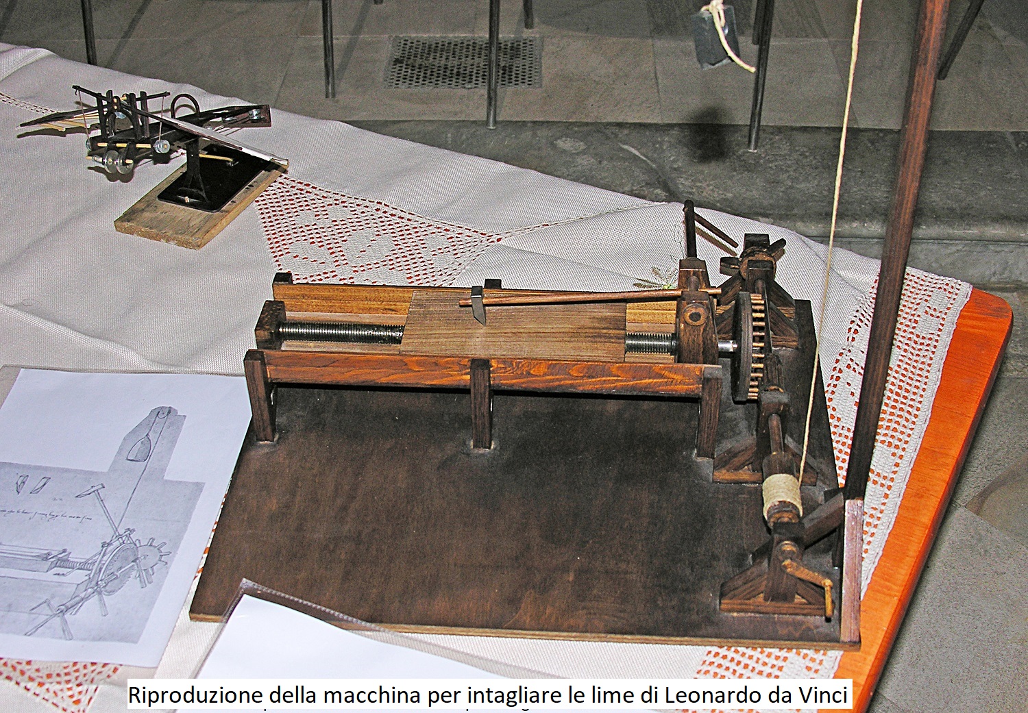 Riproduzione della Macchina per intagliare le lime di Leonardo da Vinci